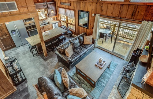 Sugar Mountain Condominio | Ski in/out, AC, Gas Fireplace, Wifi, Coffee Bar, 1 Dog ok!