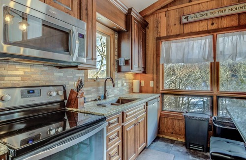 Sugar Mountain Condominio | Ski in/out, AC, Gas Fireplace, Wifi, Coffee Bar, 1 Dog ok!