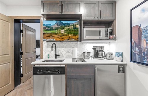 Park City Casa | Ski in/out at Westgate, Remodeled Studio, Resort amenities, Multiple Pools, Spa, & Restaurant 4503B