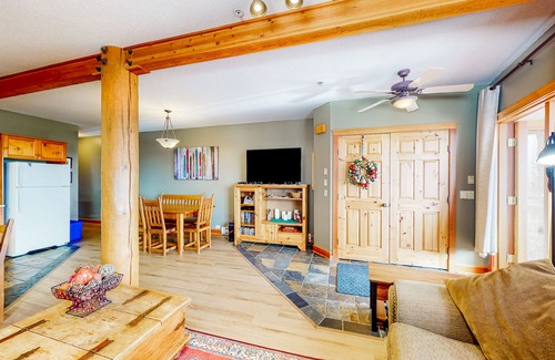 Snow Pine Estates Condominio | Ski-in/out condo with a hot tub, grill, fireplace, & washer/dryer - dog-friendly