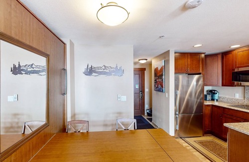 Copper Mountain Apartamento | Ski-in/out Center Village studio with fireplace, hot tub, sauna & gym