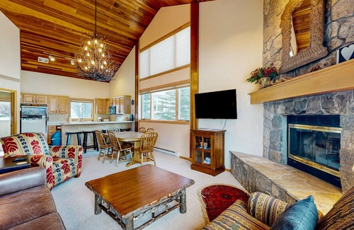 Big Horn Condominio | Ski-in/out condo near Lake Levinsky with balcony, ski & mountain views