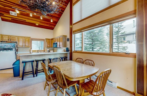 Big Horn Condominio | Ski-in/out condo near Lake Levinsky with balcony, ski & mountain views