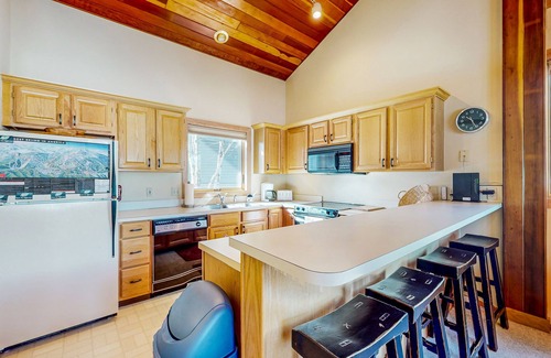 Big Horn Condominio | Ski-in/out condo near Lake Levinsky with balcony, ski & mountain views