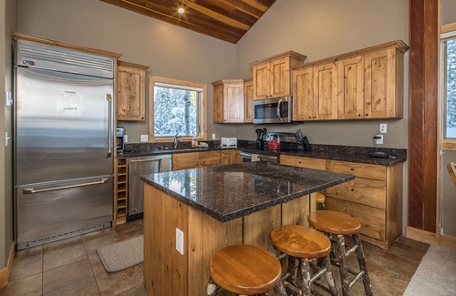 Big Horn Casa | Ski-in/out condo w/great views, electric burning fireplace & great location! - Big Horn Powder Run