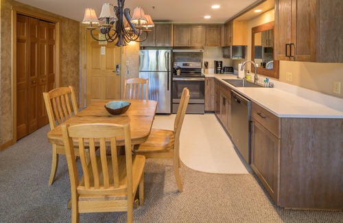 Big Sky Condominio | Ski-in/out condo with beautiful views & shared fitness center/pool/hot tub - Shoshone Ski-In/Out