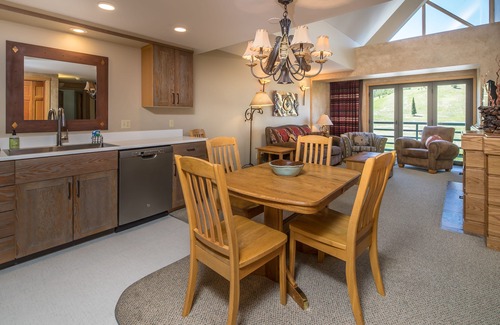 Big Sky Condominio | Ski-in/out condo with beautiful views & shared fitness center/pool/hot tub - Shoshone Ski-In/Out