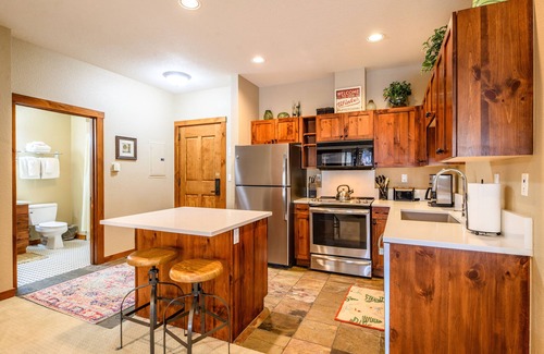 Peak 9 Condominio | Ski in/out, Downtown Location. Hot Tubs/Pool.