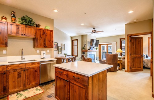 Peak 9 Condominio | Ski in/out, Downtown Location. Hot Tubs/Pool.