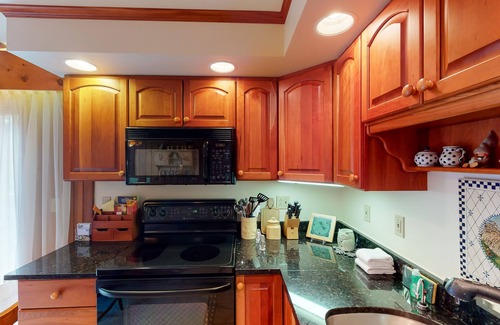 Bromley Mountain Condominio | Ski-in/out family home w/shared pool/Ping-pong/balcony/free WiFi/fireplace