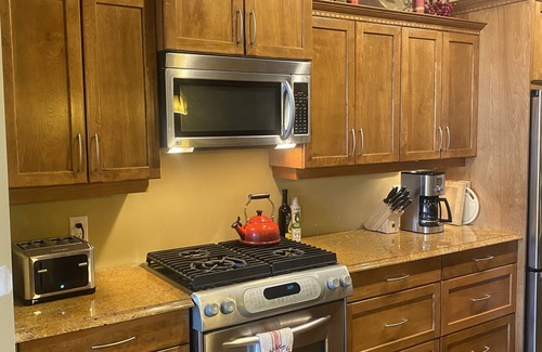 Big White Ski Resort Cabina | Ski in/out (Perfection run) sleeps 12, hot tub, walk to Village, 2 car garage