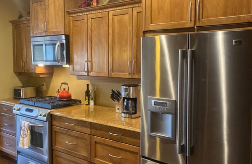 Big White Ski Resort Cabina | Ski in/out (Perfection run) sleeps 12, hot tub, walk to Village, 2 car garage