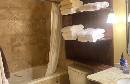 Big White Ski Resort Cabina | Ski in/out (Perfection run) sleeps 12, hot tub, walk to Village, 2 car garage