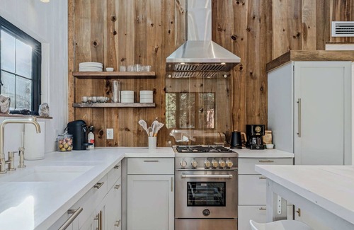 Woodstock Casa | Ski-In/Out to S6, Sauna & Hot Tub | Little House