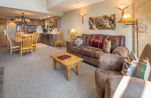 Big Sky Condominio | Ski in/out w/amazing views, fireplace, & community pool/hot tub/gym - Slopeside Shoshone Condo