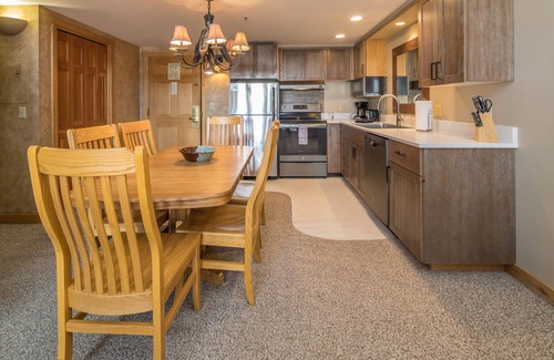 Big Sky Condominio | Ski in/out w/amazing views, fireplace, & community pool/hot tub/gym - Slopeside Shoshone Condo