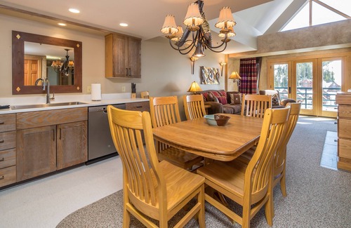 Big Sky Condominio | Ski in/out w/amazing views, fireplace, & community pool/hot tub/gym - Slopeside Shoshone Condo