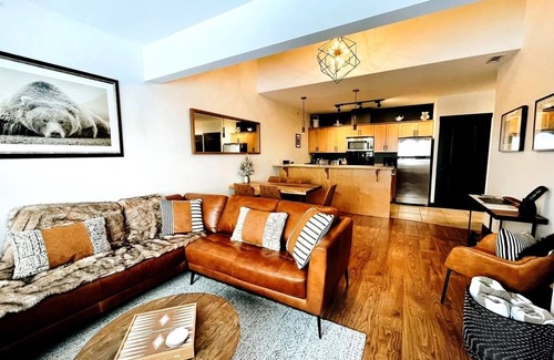 Golden Condominio | Ski in/out with brand new hot tub. Top floor Palliser Lodge.