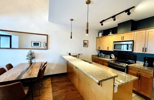 Golden Condominio | Ski in/out with brand new hot tub. Top floor Palliser Lodge.