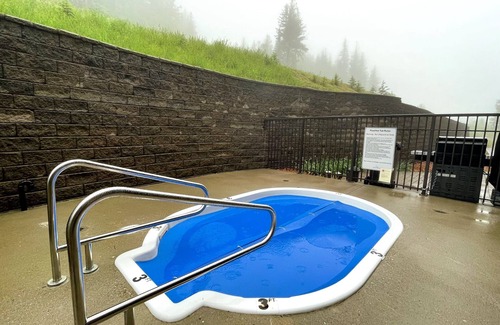 Golden Condominio | Ski in/out with brand new hot tub. Top floor Palliser Lodge.
