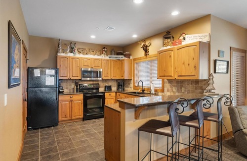 Boyne Falls Condominio | ¡Condominio de felpa 2BR Creekside en Boyne Mountain-Slope con jacuzzi privado!