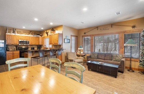 Boyne Falls Condominio | ¡Condominio de felpa 2BR Creekside en Boyne Mountain-Slope con jacuzzi privado!