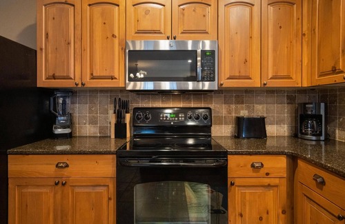 Boyne Falls Condominio | ¡Condominio de felpa 2BR Creekside en Boyne Mountain-Slope con jacuzzi privado!