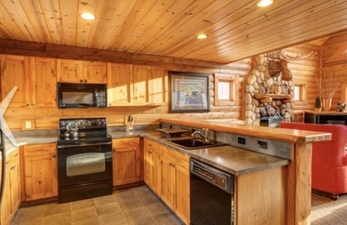 Boyne Falls Cabina | Ski-In, Ski-Out 4 Bedroom Mountain Cabin at Boyne Mountain Resort w/Hot Tub