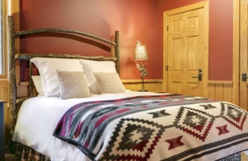 Boyne Falls Cabina | Ski-In, Ski-Out 4 Bedroom Mountain Cabin at Boyne Mountain Resort w/Hot Tub