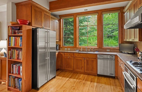 Spruce Peak Cabina | Ski in Ski out 5 bedrooms Bedroom Spruce Peak Lodge Luxury Mountain Cabin with slope-side views.