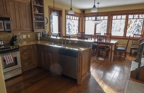 Big White Ski Resort Casa | Reserve ahora para las vacaciones de Navidad 2019/2020! Esquí de entrada / salida, 4 dormitorios, vistas increíbles.