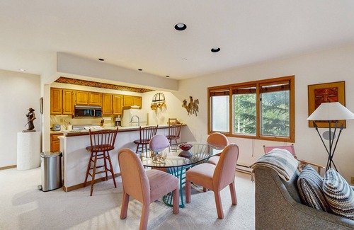 Beaver Creek Condominio | Ski-in/ski-out condo 2 blocks to the village w/hot tub, balcony, creek view