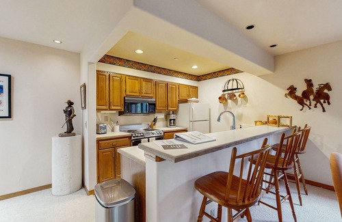 Beaver Creek Condominio | Ski-in/ski-out condo 2 blocks to the village w/hot tub, balcony, creek view