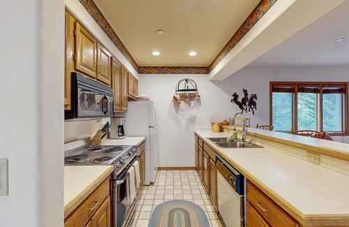 Beaver Creek Condominio | Ski-in/ski-out condo 2 blocks to the village w/hot tub, balcony, creek view