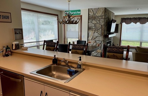West Dover Condominio | Ski in Ski out Condo at Seasons on Mount Snow Hosted by Dean and Tina