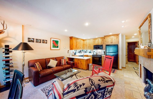 Warm Springs Condominio | Ski-in/ski-out condo with pool, mountain view, balcony, & easy trail access