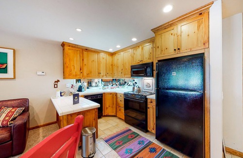 Warm Springs Condominio | Ski-in/ski-out condo with pool, mountain view, balcony, & easy trail access