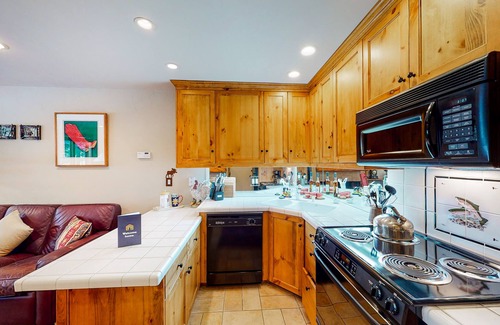Warm Springs Condominio | Ski-in/ski-out condo with pool, mountain view, balcony, & easy trail access