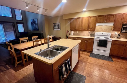 Big White Ski Resort Casa | SKI in SKI OUT Cosy but Spacious Townhouse in TreeTops with private hot tub