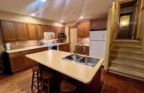 Big White Ski Resort Casa | SKI in SKI OUT Cosy but Spacious Townhouse in TreeTops with private hot tub