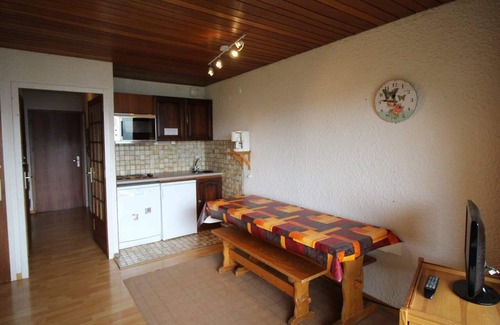 Auris Apartamento | Ski-in/ski-out & foot of the slopes, 2nd floor, view mountain, balcony, tv, ski locker, 55m²