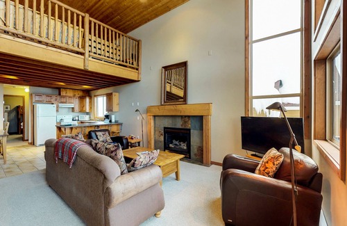 Snow Pine Estates Apartamento | Ski-in / ski-out en casa con bañera de hidromasaje privada, actitud amigable para los perros y hermosas vistas.