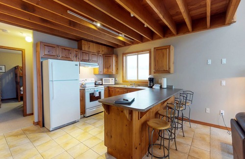 Snow Pine Estates Apartamento | Ski-in / ski-out en casa con bañera de hidromasaje privada, actitud amigable para los perros y hermosas vistas.
