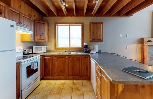 Snow Pine Estates Apartamento | Ski-in / ski-out en casa con bañera de hidromasaje privada, actitud amigable para los perros y hermosas vistas.