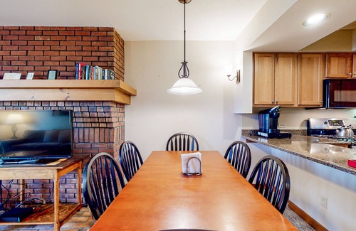 Central Vermont- Killington Condominio | Ski-in / ski-out en este condominio de Killington Resort con tenis y piscina compartida y bañera de hidromasaje