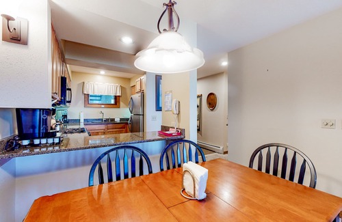 Central Vermont- Killington Condominio | Ski-in / ski-out en este condominio de Killington Resort con tenis y piscina compartida y bañera de hidromasaje
