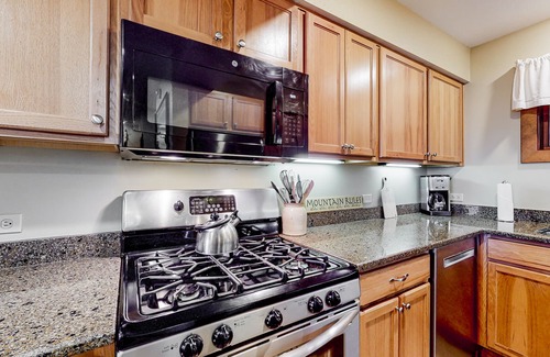 Central Vermont- Killington Condominio | Ski-in / ski-out en este condominio de Killington Resort con tenis y piscina compartida y bañera de hidromasaje