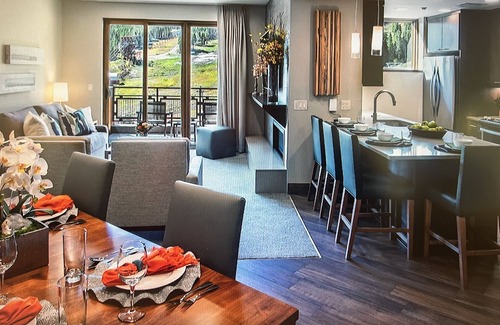 Peak 8 Complejo | SKI in SKI out Peak 8, Sleeps 4 Living Rm, 1BR King + Qu Full Kitchen 1&1/2 bath