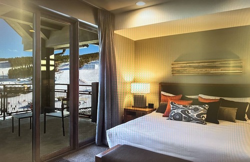 Peak 8 Complejo | SKI in SKI out Peak 8, Sleeps 4 Living Rm, 1BR King + Qu Full Kitchen 1&1/2 bath