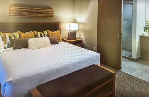Peak 8 Complejo | SKI in SKI out Peak 8, Sleeps 4 Living Rm, 1BR King + Qu Full Kitchen 1&1/2 bath